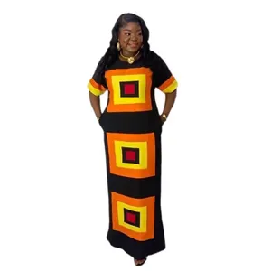Detalle de vestido largo con estampado africano y cuadros geométricos sobre fondo negro.