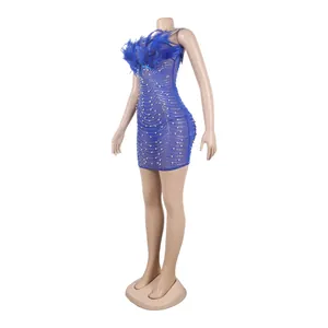 Detail des blauen Bodycon-Kleids mit Federn und Perlenverzierung an Schneiderpuppe