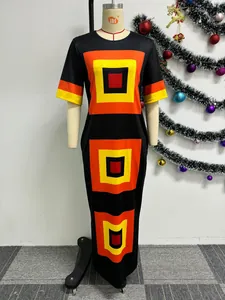 Vista frontal de un vestido largo con estampado geométrico en un maniquí de estudio