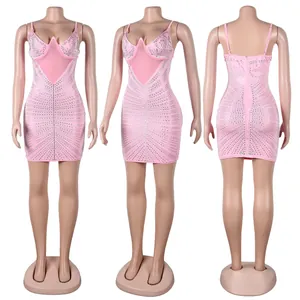 Vista detallada en tres direcciones del frente el lado y la espalda del vestido rosa
