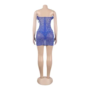 Detaillierte Rückansicht eines blauen sexy Bodycon-Minikleids mit Kunstperlen