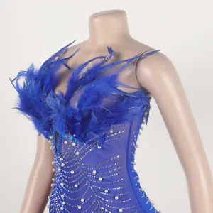 Detailaufnahme eines sexy blauen Bodycon-Kleids mit Federn, Strasssteinen und Perlen