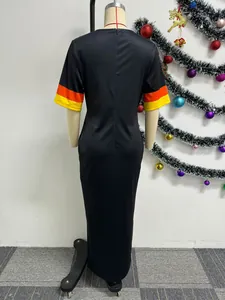 Vista trasera de un vestido largo recto negro con puños a rayas naranjas y amarillas.
