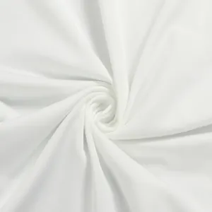 Vista macro del tessuto a rete trasparente bianco con elegante motivo a pieghe a spirale.