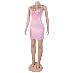 Vista detallada de un sexy vestido ajustado rosa con diamantes para discotecas