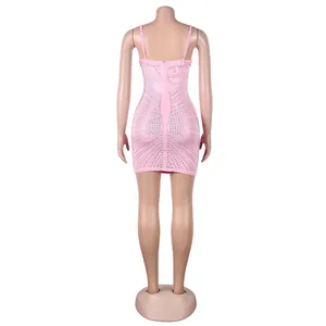 Vista posterior detallada de un mini vestido rosa ajustado con pedrería muy fina