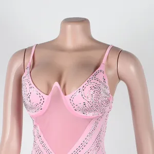 Primer plano detallado de un vestido lencero rosa sexy con pedrería y malla fina