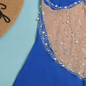 Dettaglio di un abito blu con perle eleganti e strass scintillanti di alta qualità