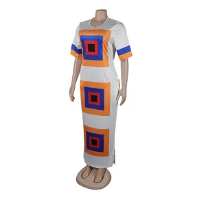 Detalle de vestido largo recto blanco con estampados de cuadros geométricos vibrantes