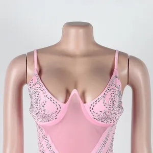 Vista detallada de un vestido sexy rosa de tirantes con adornos de diamantes de imitación