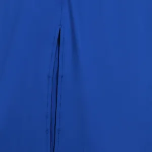 Dettaglio ravvicinato che mostra le cuciture sottili e lo spacco su un abito blu reale.