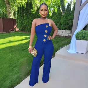 Eleganter königsblauer trägerloser Jumpsuit mit weitem Bein und goldenen Knöpfen im Garten.