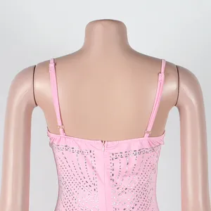 Vista detallada de la espalda de un vestido rosa con pedrería y tirantes finos