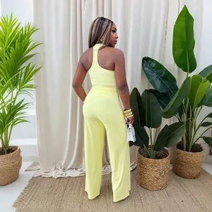 Vista posteriore di un completo giallo due pezzi con top all'americana e pantaloni larghi a vita alta