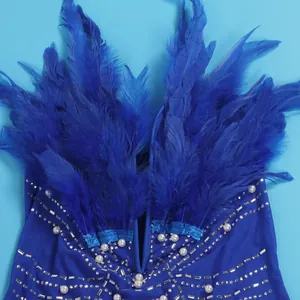 Detailansicht der blauen Federn und Perlenverzierung an einem sexy figurbetonten Kleid.