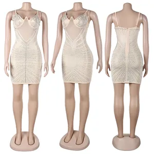 Vistas frontal, lateral y posterior de un vestido ajustado con pedrería color champán.