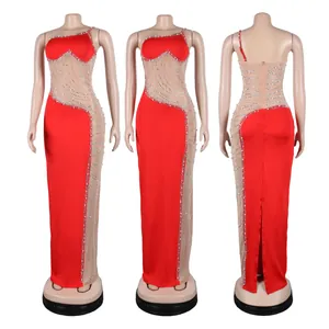Vista dettagliata di un vestito sexy in rete rossa con perle e strass da varie angolazioni.