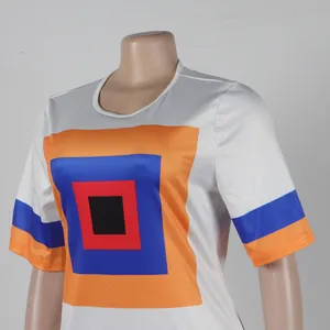 Primer plano del estampado geométrico de cuadros de colores en el vestido blanco