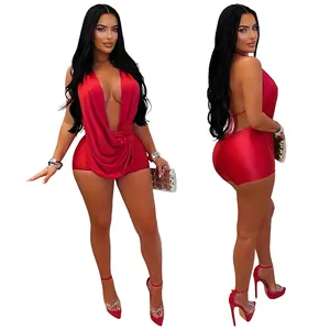 Tutina sexy rossa allacciata al collo con profondo scollo a V e dettaglio stringato in vita