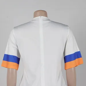 Vista trasera de vestido recto blanco con mangas de rayas azules y naranjas
