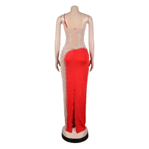 Vista posteriore di un abito da sera sexy in mesh rosso e carne con perle e strass