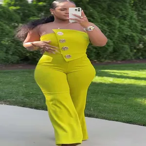 Elegantes gelbes schulterfreies Jumpsuit mit weitem Bein und goldenen Knöpfen