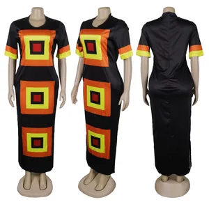 Vestido largo con estampado geométrico, aberturas laterales y manga corta en negro