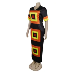 Vista completa del vestido largo recto para mujer con estampado geométrico de cuadros