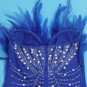 Detailansicht eines blauen Kleides mit Federbesatz, Perlen und glitzernden Strasssteinen