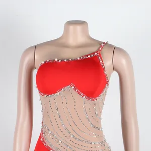 Dettaglio dell'abito sexy rosso monospalla con decorazioni di perle e strass