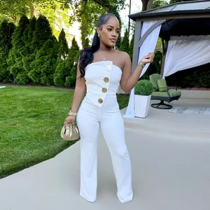 Eleganter weißer trägerloser Jumpsuit mit Goldknöpfen und modischem weitem Beindesign