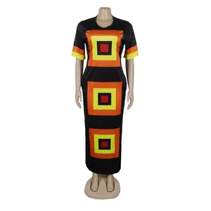Vista frontal completa de un vestido largo con estampado geométrico y un corte holgado
