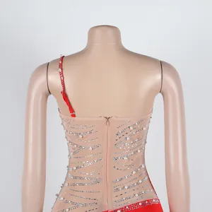 Dettaglio posteriore dell'abito in mesh velato con eleganti perle e strass scintillanti