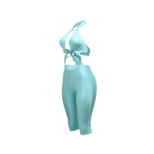 Dettaglio del profilo laterale di una tuta aderente sexy verde menta con scollo halter