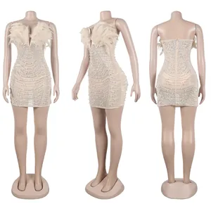 Vorder-, Seiten- und Rückansicht eines sexy Bodycon-Kleides mit Federn und Perlen
