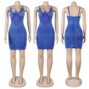 Detalle frontal y trasero del minivestido ajustado azul con pedrería para ropa de fiesta
