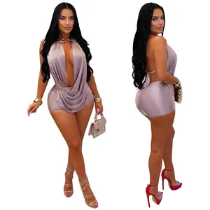 Vista dettagliata di una sexy tutina all'americana in raso rosa da varie angolazioni