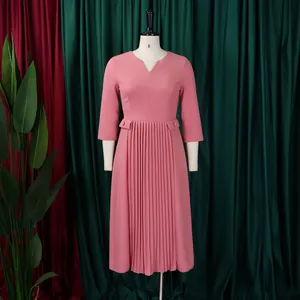 Robe midi élégante à col en V rose avec jupe plissée sur un mannequin de couture