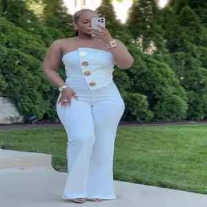 Eleganter weißer trägerloser Jumpsuit mit goldenen Knöpfen und weitem Bein für Damenmode.