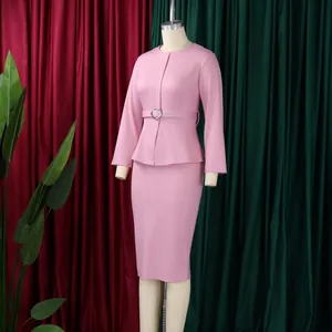 Ensemble élégant avec haut à basque rose à manches longues et jupe crayon formelle