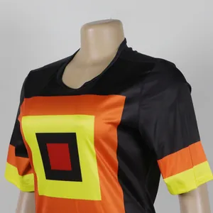Primer plano del estampado geométrico de colores en un vestido suelto