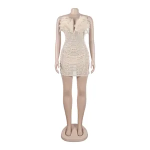 Elegantes figurbetontes Minikleid mit luxuriösen Straußenfedern, Perlen und Strasssteinen verzierung