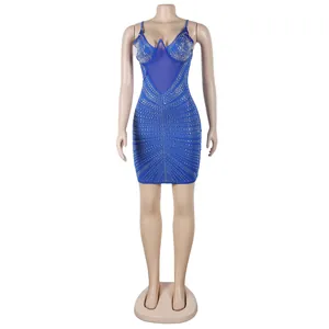 Vestido mini ajustado azul real con pedrería plateada y escote en V de malla transparente