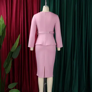 Vue arrière détaillée d'une élégante robe crayon rose à basque avec manches longues et ceinture