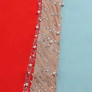 Dettaglio ravvicinato di un abito a rete sexy con perle eleganti e strass brillanti