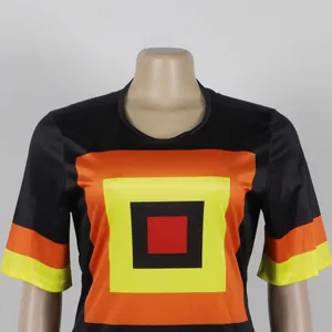 Detalle de vestido de manga corta con estampado geométrico de colores en un maniquí.