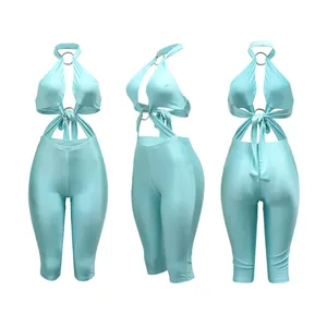 Viste multiple di una tuta aderente sexy turchese con scollo all'americana da donna.