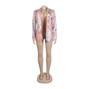 Μπροστινή όψη ενός casual blazer με ζωντανό αφηρημένο πολύχρωμο τύπωμα σε μανεκέν
