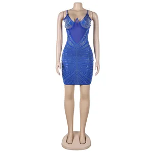 Mini vestido ajustado azul con pedrería plateada y escote en V de malla fina