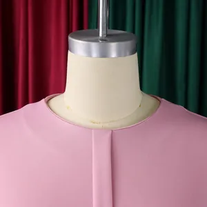 Gros plan d'une robe crayon rose à col rond montrant la texture du tissu et les détails